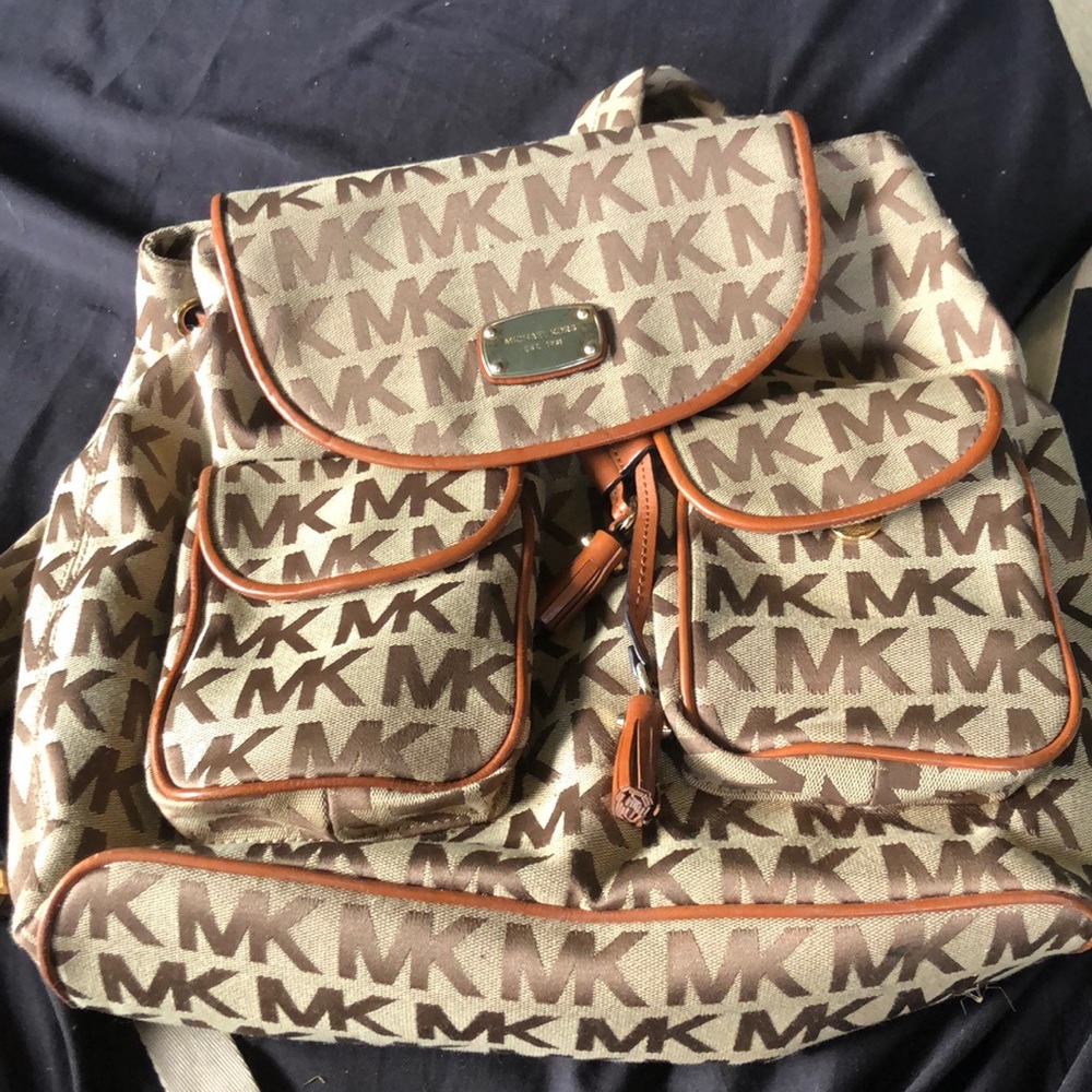 MK back pack jet set signature flap tech